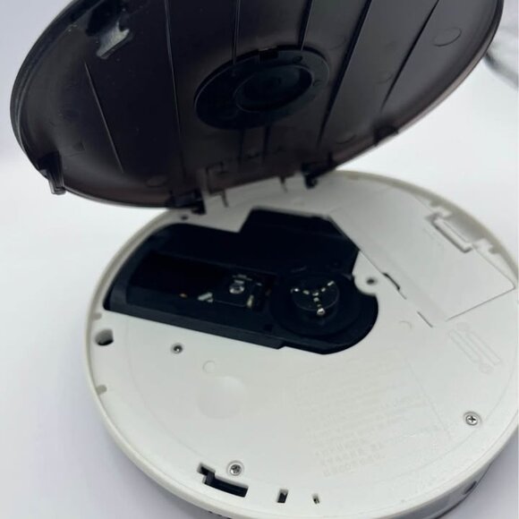 Sony Walkman - Portable CD Player - AM/FM Tuner - Black (D-FJ003/B) - Picture 3 of 6